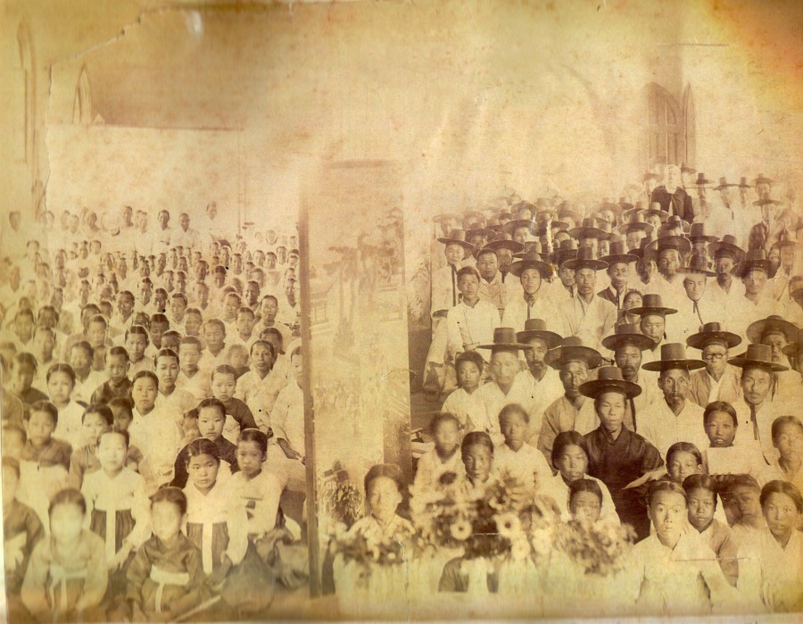 1-1-1. 벧엘예배당에서 남반, 여반의 예배광경, 1898.jpg