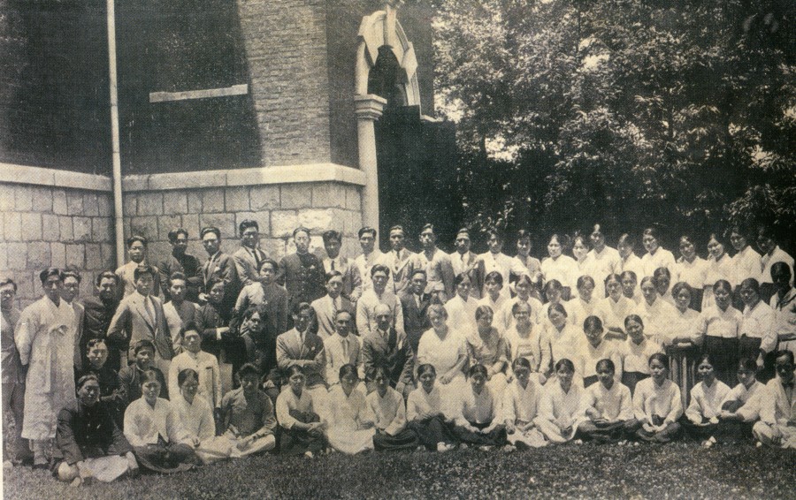 2-3. 남녀협성신학교 합동후 냉천동 교정에서 함께 한 교직원과 학생들, 앞에서 둘째줄 오른쪽에서 여섯번째 앉아있는 이가 안나 채핀 (1932).jpg