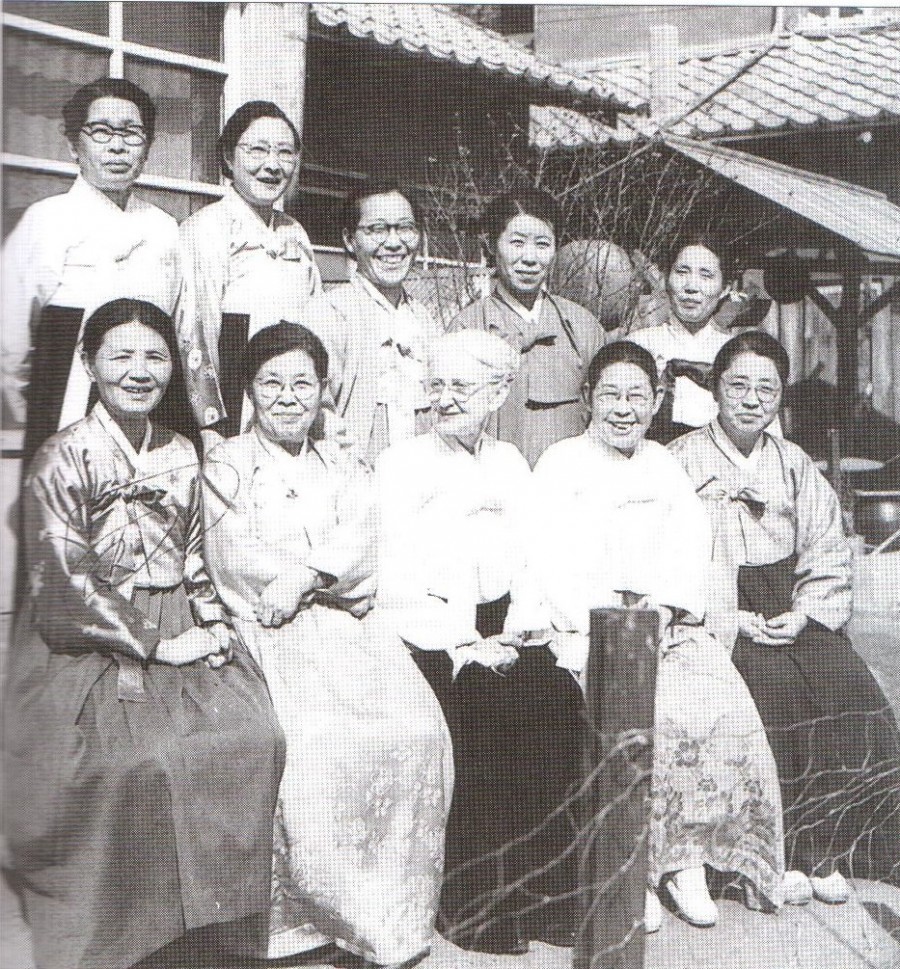 9. 여선교회 임원들과 함께한 쿠퍼 목사, 1950년대.jpg