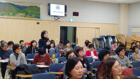 초기 감리회 여성사역자 강의시간에 나눔을 하는 기본반 참여자.jpg